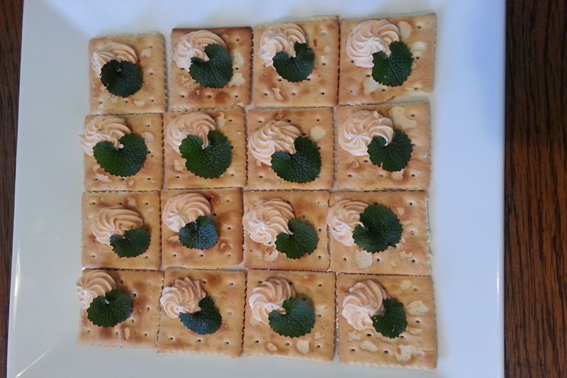 Cracker mit Raukenfrischkäse und Dekoration